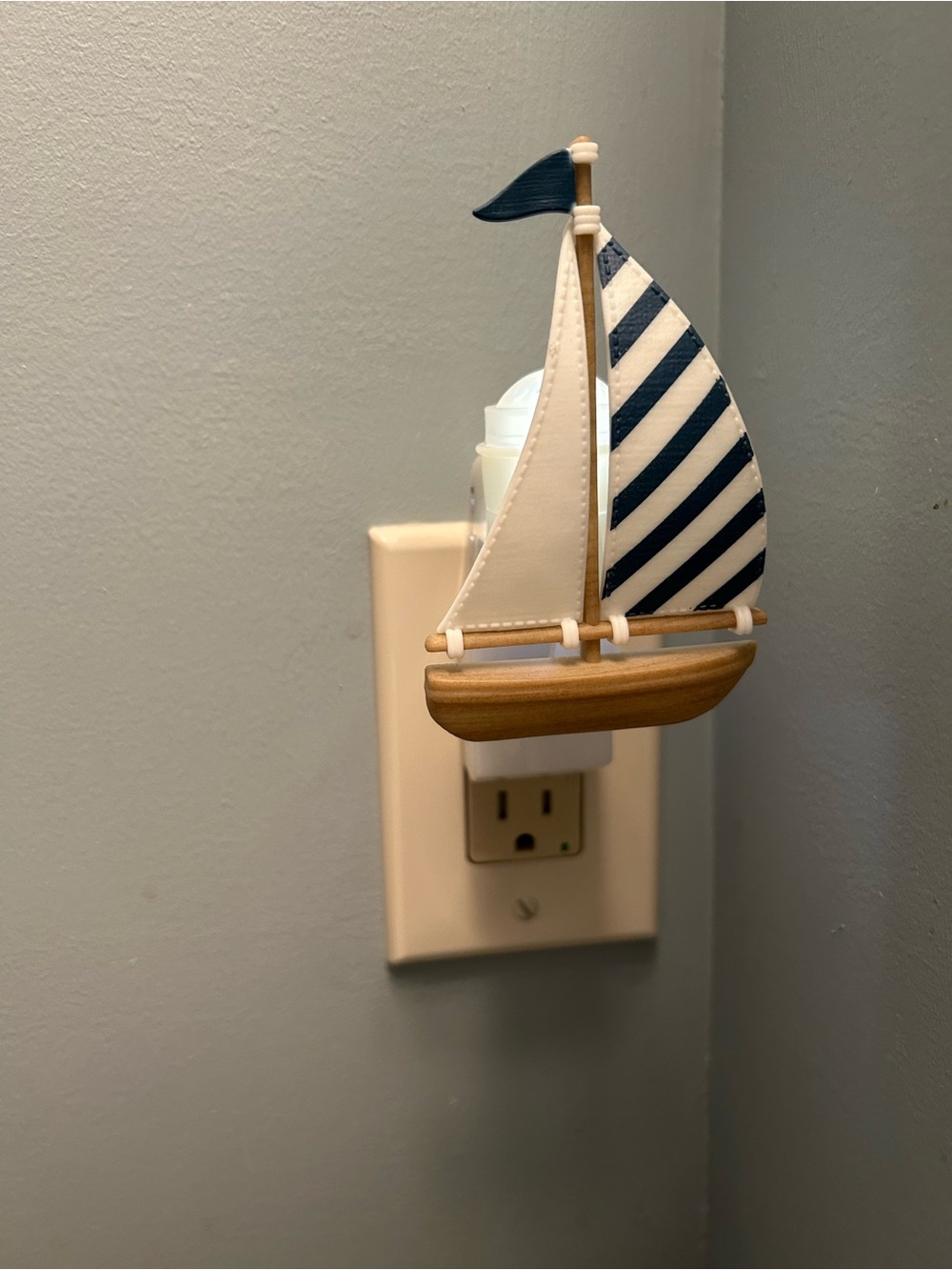 Bath and body works wallflower plug in with night light